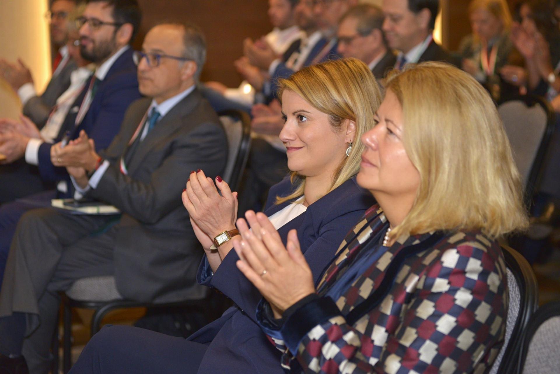 SDS AMBASCIATRICE_Subsecretaria Maria Tripodi y Embajadora Valeria Biagiotti (2)